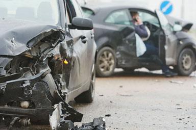 Damaged cars in Georgia accident aftermath, discussing average car accident settlement.